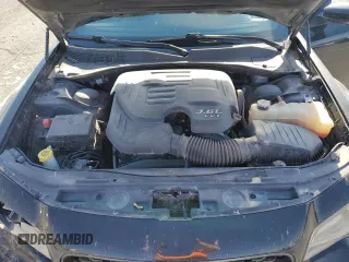 2021 Chrysler 300 S z VIN 2C3CCABG6MH554329, wystawiony jako Copart lot #52045545 z przebiegiem 77 377 mil mil oraz Szkoda całkowita • Salvage title. Historia ofert i sprzedaży dostępna na DreamBid. Obrazek 13.