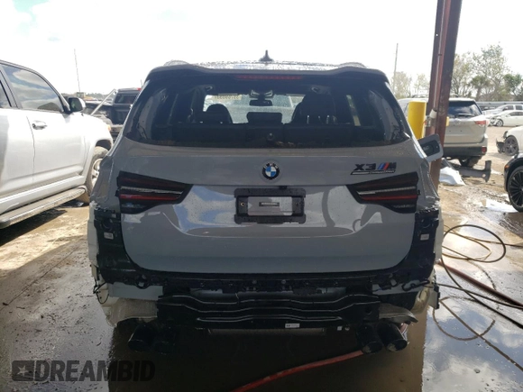 2022 BMW X3 M z VIN 5YM13EC0XN9M66145, wystawiony jako Copart lot #39769893 z przebiegiem 1682 mil mil oraz . Historia ofert i sprzedaży dostępna na DreamBid. Obrazek 6.