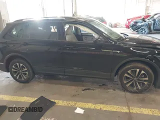 2023 Volkswagen Tiguan S z VIN 3VVRB7AX6PM069001, wystawiony jako IAAI lot #41193316 z przebiegiem 21 586 mil mil oraz . Historia ofert i sprzedaży dostępna na DreamBid. Obrazek 12.