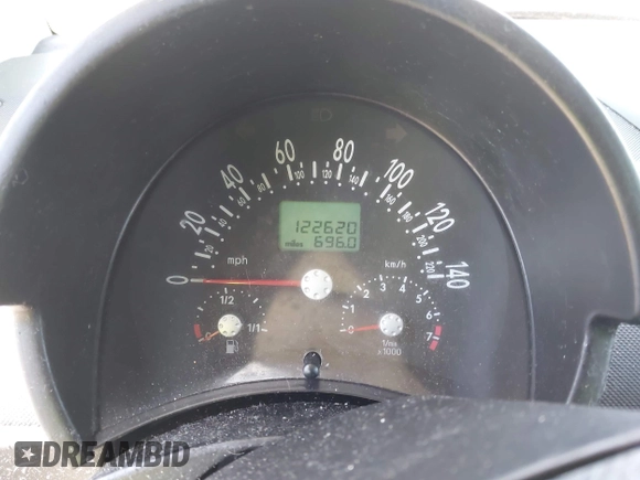 2000 Volkswagen Beetle GLS z VIN 3VWCC21C5YM454887, wystawiony jako IAAI lot #42397582 z przebiegiem 122 620 mil mil oraz . Historia ofert i sprzedaży dostępna na DreamBid. Obrazek 7.