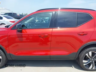 2025 Volvo XC40 Ultimate Dark Theme z VIN YV4L12UM3S2529546, wystawiony jako IAAI lot #42270947 z przebiegiem 787 mil mil oraz . Historia ofert i sprzedaży dostępna na DreamBid. Obrazek 15.