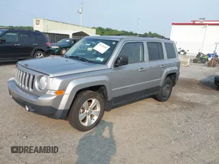 2015 Jeep Patriot Latitude z VIN 1C4NJRFB8FD183911, wystawiony jako IAAI lot #42424090 z przebiegiem 107 730 mil mil oraz . Historia ofert i sprzedaży dostępna na DreamBid. Obrazek 2.