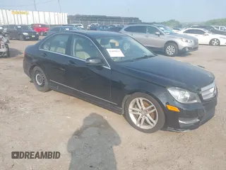 2013 Mercedes-Benz C 300 Sport z VIN WDDGF8AB7DR287761, wystawiony jako IAAI lot #42403815 z przebiegiem 72 506 mil mil oraz . Historia ofert i sprzedaży dostępna na DreamBid. Obrazek 1.