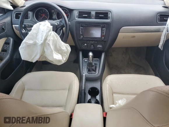 2015 Volkswagen Jetta SE z VIN 3VWD17AJ8FM321737, wystawiony jako Copart lot #54677305 z przebiegiem 172 918 mil mil oraz Czysty tytuł • Clean title. Historia ofert i sprzedaży dostępna na DreamBid. Obrazek 8.