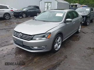 2013 Volkswagen Passat SEL Premium z VIN 1VWCN7A37DC045616, wystawiony jako IAAI lot #42381835 z przebiegiem 130 535 mil mil oraz . Historia ofert i sprzedaży dostępna na DreamBid. Obrazek 2.