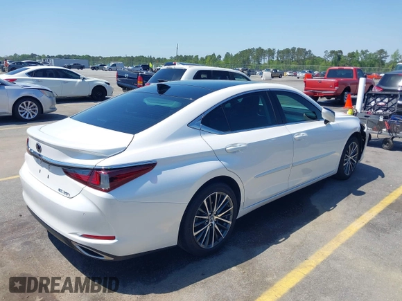2022 Lexus ES 350 z VIN 58ADZ1B17NU128114, wystawiony jako IAAI lot #42006111 z przebiegiem 44 060 mil mil oraz . Historia ofert i sprzedaży dostępna na DreamBid. Obrazek 4.