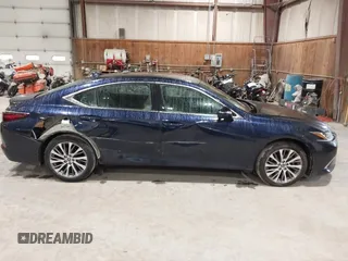2021 Lexus ES 350 z VIN 58ADZ1B1XMU087881, wystawiony jako IAAI lot #42264527 z przebiegiem 15 273 mil mil oraz . Historia ofert i sprzedaży dostępna na DreamBid. Obrazek 13.