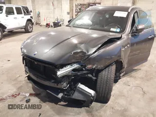 2021 Maserati Levante GranLusso with VIN ZN661XUL4MX372196, listed as a IAAI auction lot 41012396 with 37,600 mi miles. Bid and sale history available at carsss.com. Image 6.