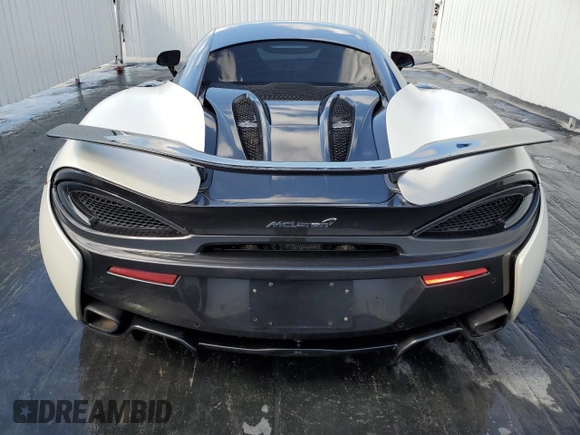 2016 McLaren 570S z VIN SBM13DAA3GW001071, wystawiony jako Copart lot #43108715 z przebiegiem Nie podano mil oraz Szkody całkowita. Historia ofert i sprzedaży dostępna na DreamBid. Obrazek 6.