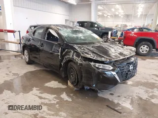 2024 Nissan Sentra S z VIN 3N1AB8BV5RY339610, wystawiony jako IAAI lot #41899441 z przebiegiem 35 305 mil mil oraz . Historia ofert i sprzedaży dostępna na DreamBid. Obrazek 1.