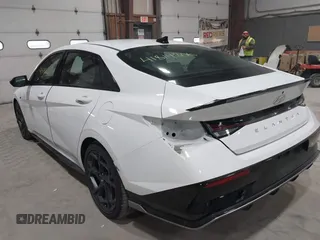 2025 Hyundai Elantra N Line z VIN KMHLR4DF6SU867998, wystawiony jako IAAI lot #41814806 z przebiegiem 4 892 mil mil oraz . Historia ofert i sprzedaży dostępna na DreamBid. Obrazek 19.