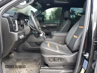 2024 GMC Sierra 3500HD AT4 z VIN 1GT49VEY7RF200824, wystawiony jako Copart lot #49263474 z przebiegiem Nie podano mil oraz Szkody całkowita. Historia ofert i sprzedaży dostępna na DreamBid. Obrazek 7.