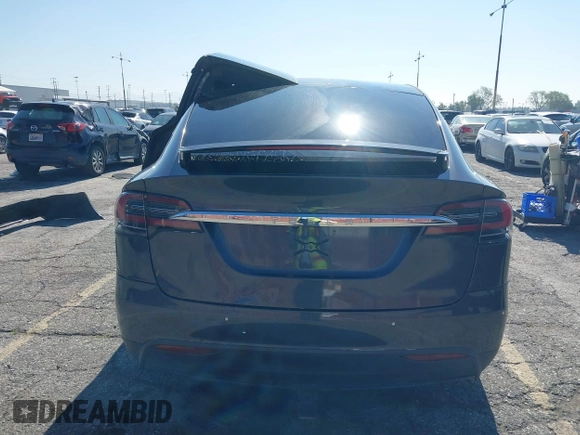 2016 Tesla Model X 70D z VIN 5YJXCAE25GF018477, wystawiony jako IAAI lot #42208404 z przebiegiem 99 380 mil mil oraz . Historia ofert i sprzedaży dostępna na DreamBid. Obrazek 16.