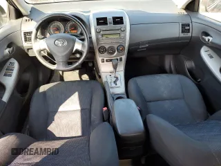 2010 Toyota Corolla z VIN 2T1BU4EE9AC243418, wystawiony jako Copart lot #64118445 z przebiegiem 57 645 mil mil oraz Czysty tytuł • Clean title. Historia ofert i sprzedaży dostępna na DreamBid. Obrazek 8.