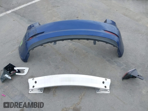 2020 Tesla Model 3 Standard Range Plus z VIN 5YJ3E1EA7LF705809, wystawiony jako IAAI lot #42146416 z przebiegiem 52 056 mil mil oraz . Historia ofert i sprzedaży dostępna na DreamBid. Obrazek 12.