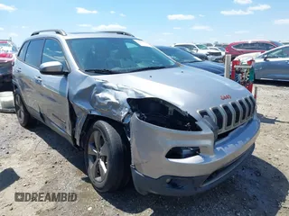 2017 Jeep Cherokee Latitude z VIN 1C4PJMCS8HW525476, wystawiony jako IAAI lot #42001328 z przebiegiem 121 665 mil mil oraz . Historia ofert i sprzedaży dostępna na DreamBid. Obrazek 1.