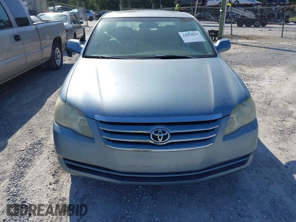 2005 Toyota Avalon XL z VIN 4T1BK36B55U032452, wystawiony jako IAAI lot #42054019 z przebiegiem 228 183 mil mil oraz . Historia ofert i sprzedaży dostępna na DreamBid. Obrazek 6.