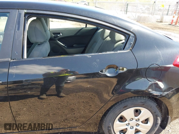 2015 Kia Forte LX with VIN KNAFK4A62F5292421, listed as a IAAI auction lot 41964789 with 32,001 mi miles. Bid and sale history available at carsss.com. Image 6.