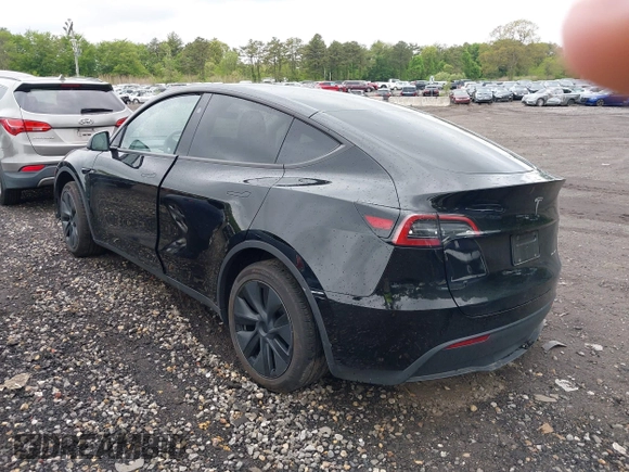2024 Tesla Model Y Long Range z VIN 7SAYGDEE5RF130335, wystawiony jako IAAI lot #42250979 z przebiegiem 20 300 mil mil oraz . Historia ofert i sprzedaży dostępna na DreamBid. Obrazek 3.