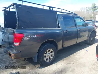 2005 Nissan Titan LE with VIN 1N6AA07B35N553838, listed as a IAAI auction lot 42101718 with 123,800 mi miles. Bid and sale history available at carsss.com. Image 4.