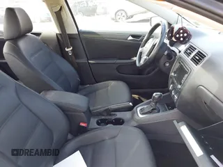 2011 Volkswagen Jetta Sedan SE w/Convenience & Sunroof PZEV with VIN 3VWDZ7AJ1BM379918, listed as a IAAI auction lot 41788875 with 999,999 mi miles. Bid and sale history available at carsss.com. Image 5.