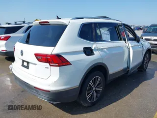 2018 Volkswagen Tiguan SEL z VIN 3VV3B7AX5JM091021, wystawiony jako IAAI lot #42392698 z przebiegiem 107 595 mil mil oraz . Historia ofert i sprzedaży dostępna na DreamBid. Obrazek 4.