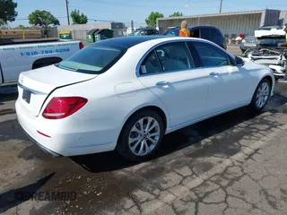 2017 Mercedes-Benz E 300 Luxury z VIN WDDZF4JB3HA236618, wystawiony jako IAAI lot #42489715 z przebiegiem 74 946 mil mil oraz . Historia ofert i sprzedaży dostępna na DreamBid. Obrazek 4.