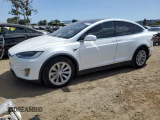 2017 Tesla Model X 90D z VIN 5YJXCAE20HF044180, wystawiony jako Copart lot #56961055 z przebiegiem 96 861 mil mil oraz Szkoda całkowita • Salvage title. Historia ofert i sprzedaży dostępna na DreamBid. Obrazek 1.
