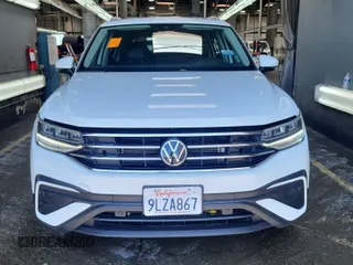 2024 Volkswagen Tiguan SE z VIN 3VV3B7AX3RM105123, wystawiony jako IAAI lot #42796460 z przebiegiem 36 543 mil mil oraz . Historia ofert i sprzedaży dostępna na DreamBid. Obrazek 33.
