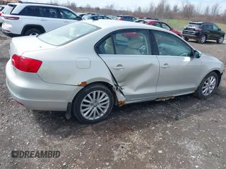 2011 Volkswagen Jetta SEL с VIN 3VWLZ7AJ7BM112147, выставлен на аукционе IAAI как лот 41967599 с пробегом 196 665 миль миль и . История ставок и продаж доступна на DreamBid. Изображение 6.