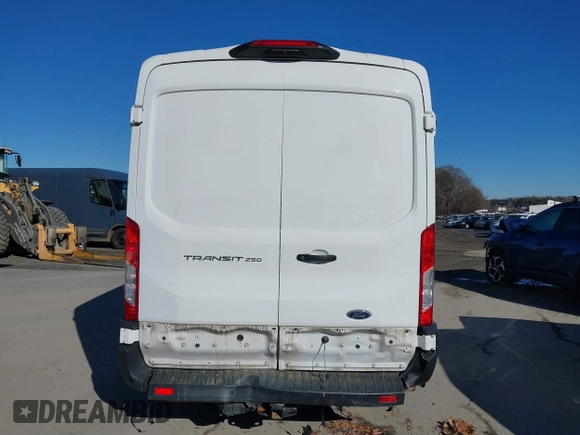 2022 Ford Transit Cargo z VIN 1FTBR2CG0NKA17606, wystawiony jako IAAI lot #41061434 z przebiegiem 64 062 mil mil oraz . Historia ofert i sprzedaży dostępna na DreamBid. Obrazek 16.