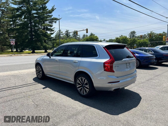 2021 Volvo XC90 Momentum z VIN YV4102CK7M1688329, wystawiony jako Copart lot #61495905 z przebiegiem 97 604 mil mil oraz Czysty tytuł • Clean title. Historia ofert i sprzedaży dostępna na DreamBid. Obrazek 3.
