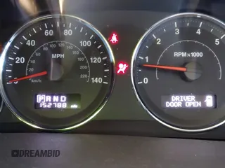 2008 Jeep Commander Sport z VIN 1J8HH48K48C213531, wystawiony jako IAAI lot #40878062 z przebiegiem 152 788 mil mil oraz . Historia ofert i sprzedaży dostępna na DreamBid. Obrazek 7.