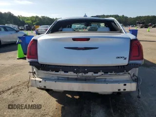 2021 Chrysler 300 S z VIN 2C3CCABG4MH525539, wystawiony jako Copart lot #52004944 z przebiegiem 84 418 mil mil oraz Szkoda całkowita • Salvage title. Historia ofert i sprzedaży dostępna na DreamBid. Obrazek 6.