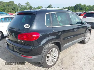 2012 Volkswagen Tiguan SE z VIN WVGAV7AX7CW535575, wystawiony jako IAAI lot #42351369 z przebiegiem 93 501 mil mil oraz . Historia ofert i sprzedaży dostępna na DreamBid. Obrazek 4.