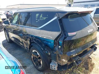 2024 Kia EV9 Land z VIN KNDADFS59R6035988, wystawiony jako IAAI lot #42076672 z przebiegiem 10 316 mil mil oraz . Historia ofert i sprzedaży dostępna na DreamBid. Obrazek 3.
