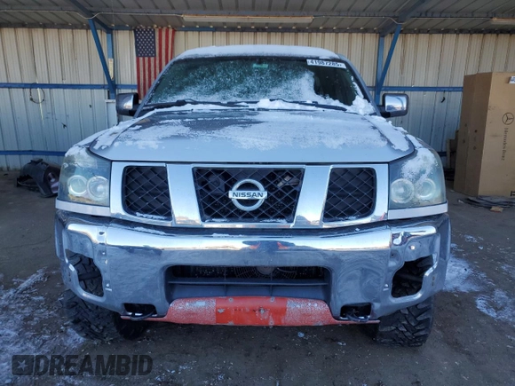 2005 Nissan Titan SE z VIN 1N6AA06B05N561722, wystawiony jako Copart lot #41987285 z przebiegiem 203 558 mil mil oraz Szkoda całkowita • Salvage title. Historia ofert i sprzedaży dostępna na DreamBid. Obrazek 5.