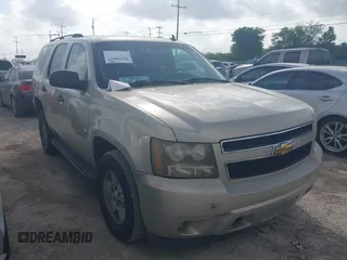 2007 Chevrolet Tahoe LS z VIN 1GNEC130X7R164139, wystawiony jako IAAI lot #42450827 z przebiegiem 232 144 mil mil oraz . Historia ofert i sprzedaży dostępna na DreamBid. Obrazek 1.