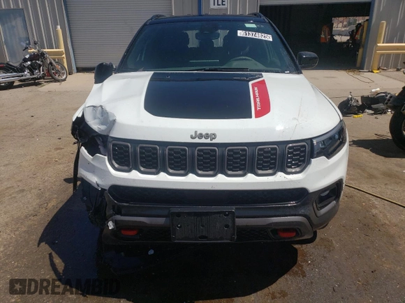 2025 Jeep Compass Trailhawk with VIN 3C4NJDDN2ST533537, listed as a Copart auction lot 61374825 with 8,889 mi miles and Clean title. Bid and sale history available at DreamBid. Image 5.