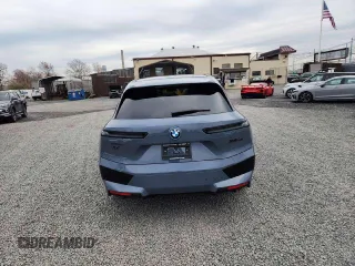 2024 BMW iX M60 z VIN WB533CF08RCR13397, wystawiony jako Copart lot #79058994 z przebiegiem 216 mil mil oraz Szkody całkowita. Historia ofert i sprzedaży dostępna na DreamBid. Obrazek 6.