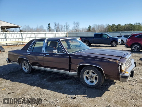 1983 Ford Crown Victoria z VIN 1FABP43F8DZ146309, wystawiony jako Copart lot #43996455 z przebiegiem 99 596 mil mil oraz Szkoda całkowita • Salvage title. Historia ofert i sprzedaży dostępna na DreamBid. Obrazek 4.