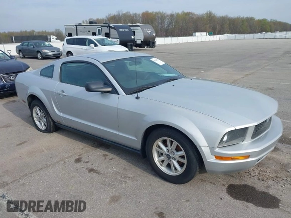 2007 Ford Mustang Deluxe with VIN 1ZVFT80N475370373, listed as a IAAI auction lot 41944197 with 175,077 mi miles. Bid and sale history available at carsss.com. Image 1.