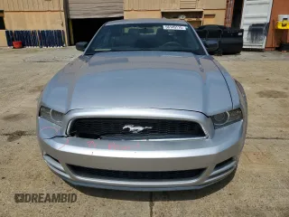 2013 Ford Mustang V6 z VIN 1ZVBP8AM8D5256204, wystawiony jako Copart lot #56149115 z przebiegiem 136 830 mil mil oraz Szkoda całkowita • Salvage title. Historia ofert i sprzedaży dostępna na DreamBid. Obrazek 5.
