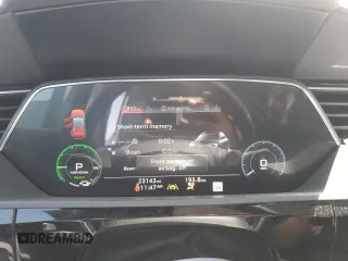 2022 Audi e-tron Premium Plus z VIN WA1LAAGE1NB046721, wystawiony jako Copart lot #60505985 z przebiegiem 23 143 mil mil oraz Szkoda całkowita • Salvage title. Historia ofert i sprzedaży dostępna na DreamBid. Obrazek 9.