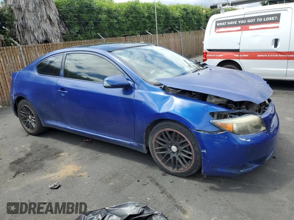 2008 Scion tC Spec z VIN JTKDE167780257965, wystawiony jako Copart lot #56698295 z przebiegiem 141 297 mil mil oraz Szkody całkowita. Historia ofert i sprzedaży dostępna na DreamBid. Obrazek 4.
