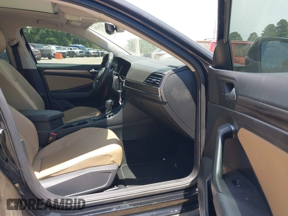 2020 Volkswagen Jetta SEL z VIN 3VWEB7BU2LM052964, wystawiony jako IAAI lot #42316780 z przebiegiem 79 929 mil mil oraz . Historia ofert i sprzedaży dostępna na DreamBid. Obrazek 5.