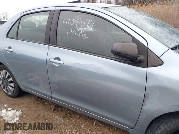 2009 Toyota Yaris z VIN JTDBT903391314800, wystawiony jako IAAI lot #41341594 z przebiegiem 119 610 mil mil oraz . Historia ofert i sprzedaży dostępna na DreamBid. Obrazek 13.