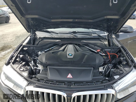 2015 BMW X5 xDrive50i z VIN 5UXKR6C5XF0J77848, wystawiony jako Copart lot #52333555 z przebiegiem 95 425 mil mil oraz Szkoda całkowita • Salvage title. Historia ofert i sprzedaży dostępna na DreamBid. Obrazek 12.