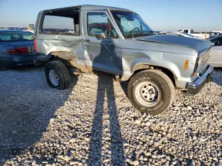 1987 Ford Bronco z VIN 1FMCU12T1HUA12785, wystawiony jako Copart lot #85747984 z przebiegiem Nie podano mil oraz Szkoda całkowita • Salvage title. Historia ofert i sprzedaży dostępna na DreamBid. Obrazek 4.