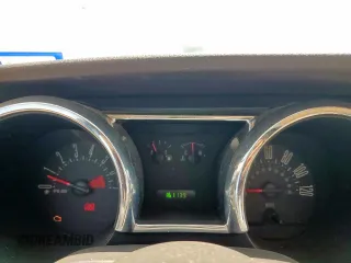 2005 Ford Mustang Deluxe z VIN 1ZVFT80N255187566, wystawiony jako Copart lot #58336465 z przebiegiem 161 139 mil mil oraz Czysty tytuł • Clean title. Historia ofert i sprzedaży dostępna na DreamBid. Obrazek 9.